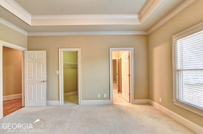 Building Photo - 8920 Doral Dr