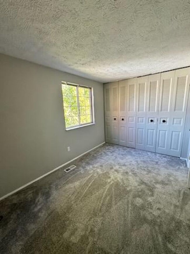 Building Photo - 2-bedroom, 1.5-bathroom townhouse in Imper...