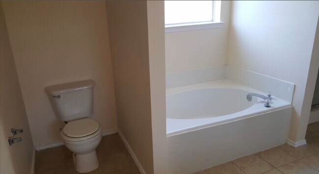 Building Photo - 2821 Hilcroft Ave