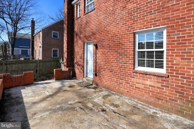 Building Photo - 5016 N Carlin Springs Rd