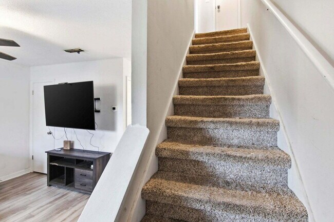 Building Photo - "Charming 2-Bed Townhouse Retreat in Fort Walton Beach – Perfect Comfort in 967 Sq Ft!"