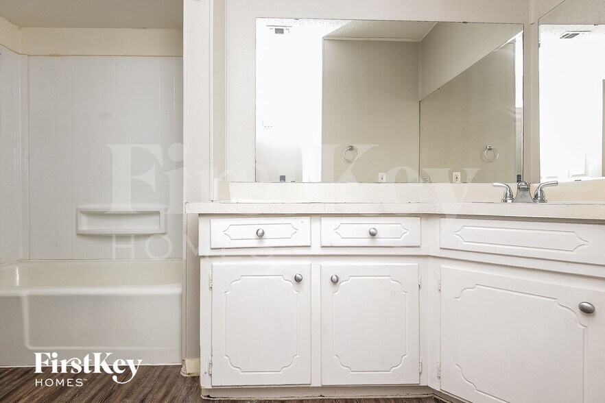 Building Photo - 3001 Rufe Snow Dr