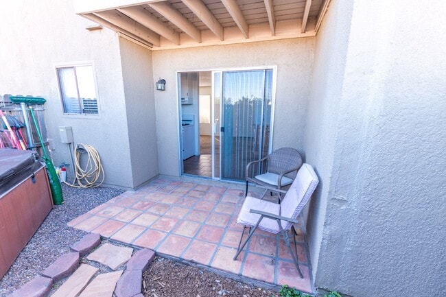 Building Photo - Cozy Condo! 2 Bedroom, 1 Bath, Washer & Dr...