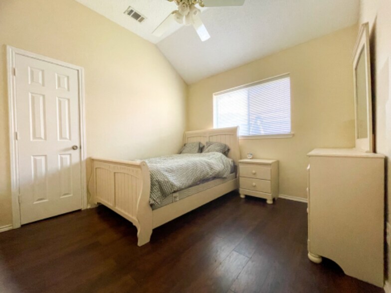 Building Photo - 2420 Creek Crossing Ct