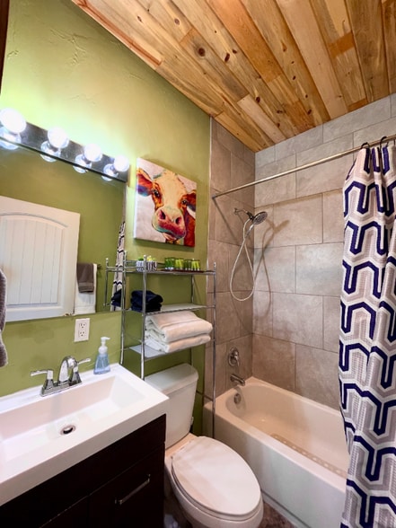 Building Photo - 411 W Quartz St