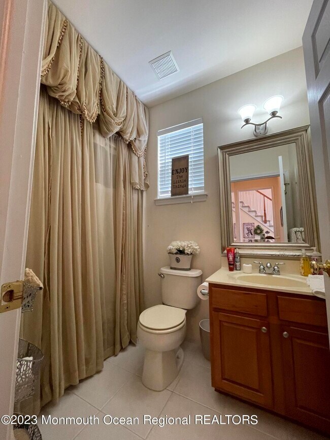 Building Photo - 535 Country Club Dr