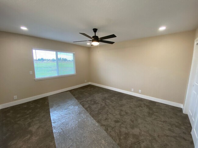 Building Photo - Fully Renovated Home on 5 Acres