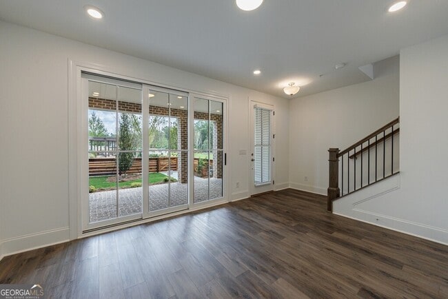 Building Photo - 10744 Davis Dr