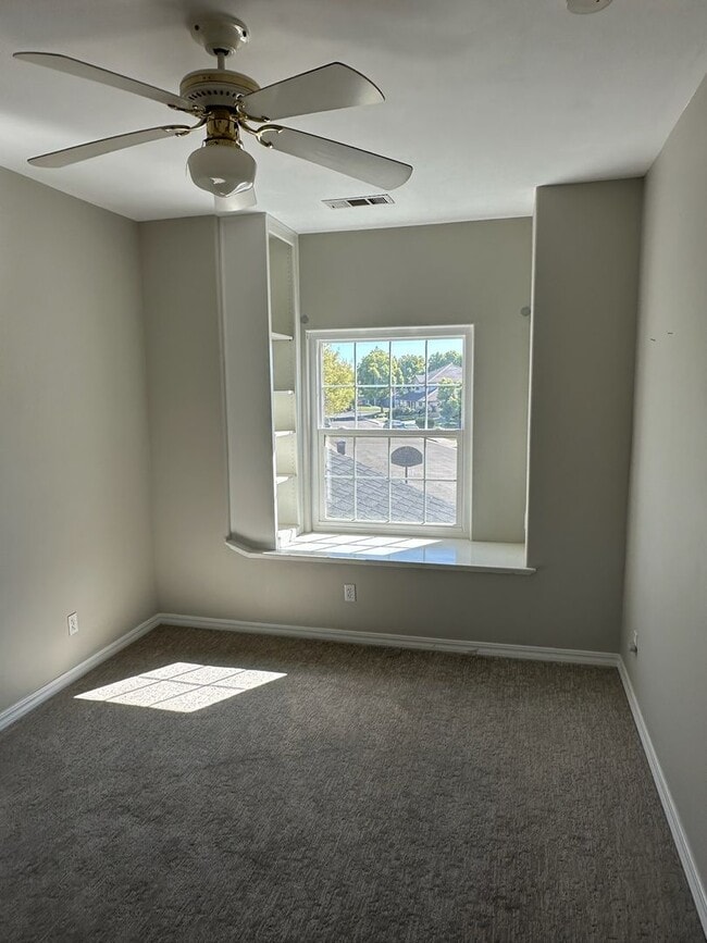 Building Photo - 511 Lone Oak Ct