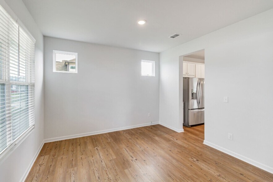 Building Photo - 220 Arwen Dr