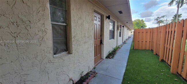 Building Photo - 4621 SW 33rd Ave