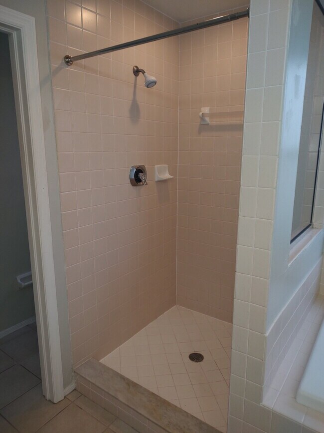 Building Photo - "Spacious 1732 Sq Ft 3-Bed, 2 Baths, in Tarpon Springs!"