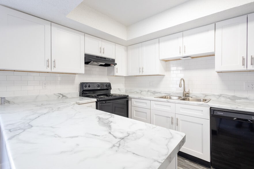 Building Photo - Country Lake Estates