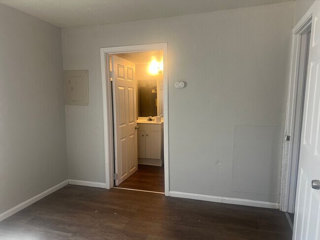 Building Photo - 1 Bed 1 Bath Close to Tech Move in Ready!