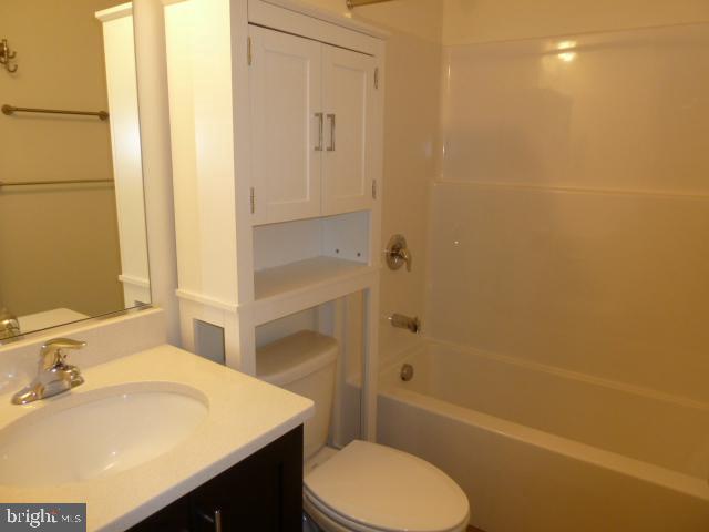 Building Photo - 860 Champions Dr