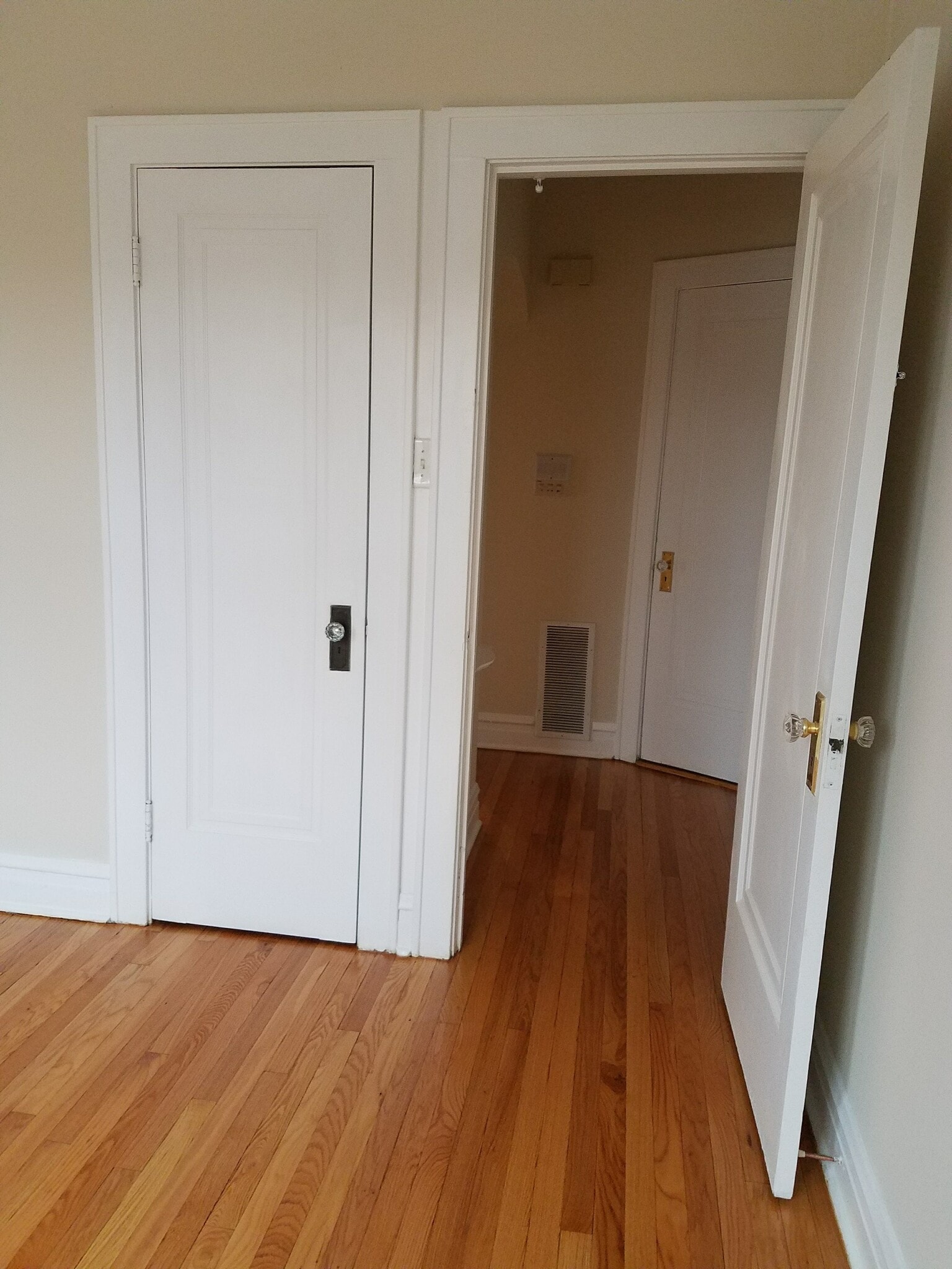 Building Photo - 4520 W Wellington Ave