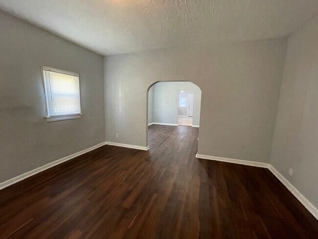 Building Photo - Charming 3 bedroom 2-Bath Bungalow-West Jacksonville 32254!