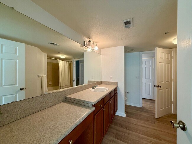Building Photo - Bright and updated 3-bedroom, 2-bath condo