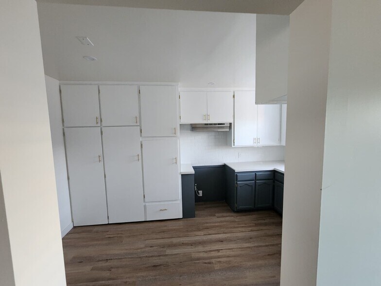 Building Photo - 1414 S Orange Grove Ave