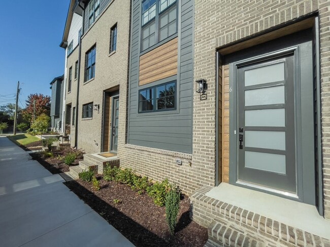 Building Photo - 2 BR 2.5 BA- Downtown Greenville Townhome-...