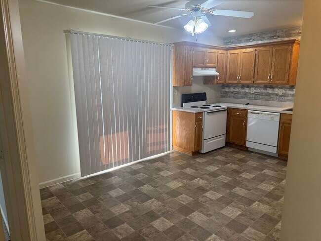Building Photo - 120/122 E Cornhill St. Cameron, MO 64429