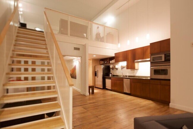 Building Photo - 106 N High St