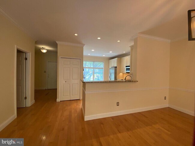 Building Photo - 9 Tenby Ct