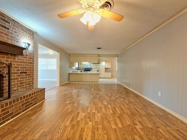 Building Photo - 4 Bedroom Home Near LCU with HUGE Bonus Room