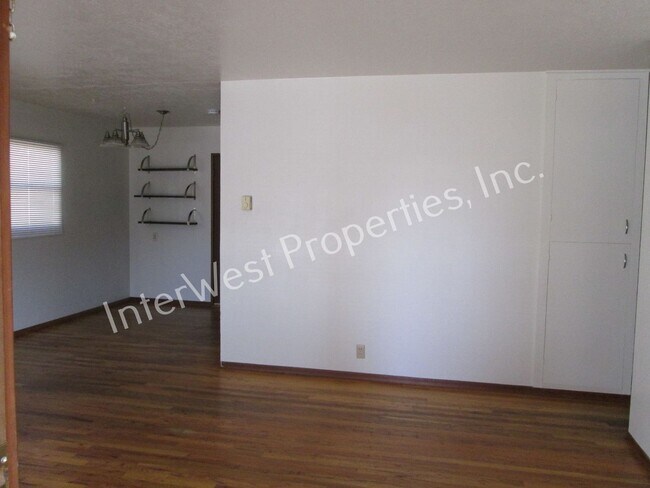 Building Photo - Montavilla Cutie! 2bd 1 ba home with Garag...