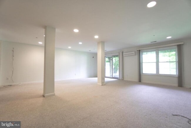 Building Photo - 250 Lookout Pl