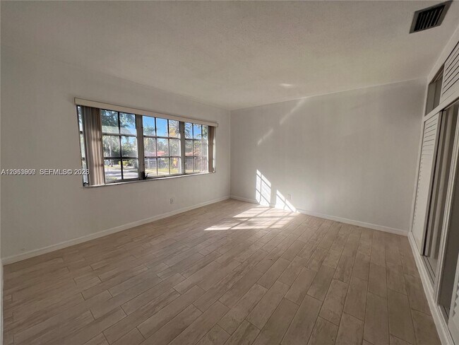 Building Photo - 1431 S 14th Ave