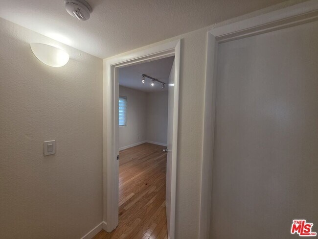 Building Photo - 1260 Vin Scully Ave