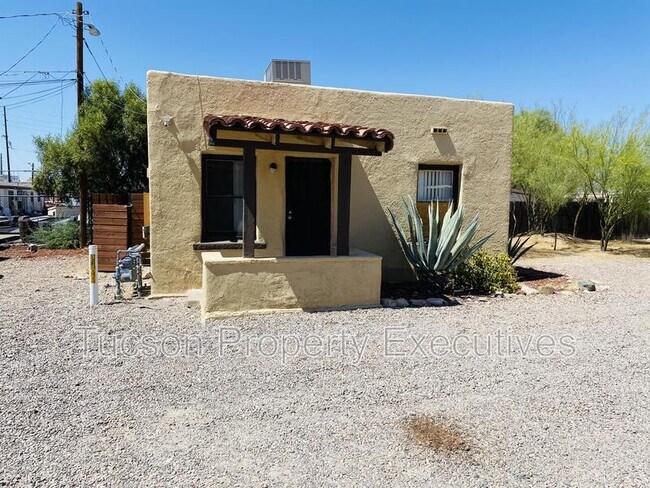 Primary Photo - 2632 N Stone Ave