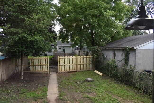 Building Photo - Renovated 3 Bedroom in Shelby Park close to Logan Street Market