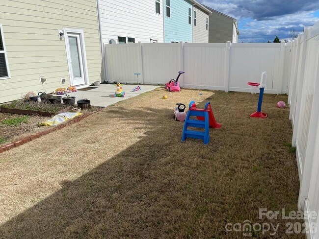 Building Photo - 8550 River Ridge Dr