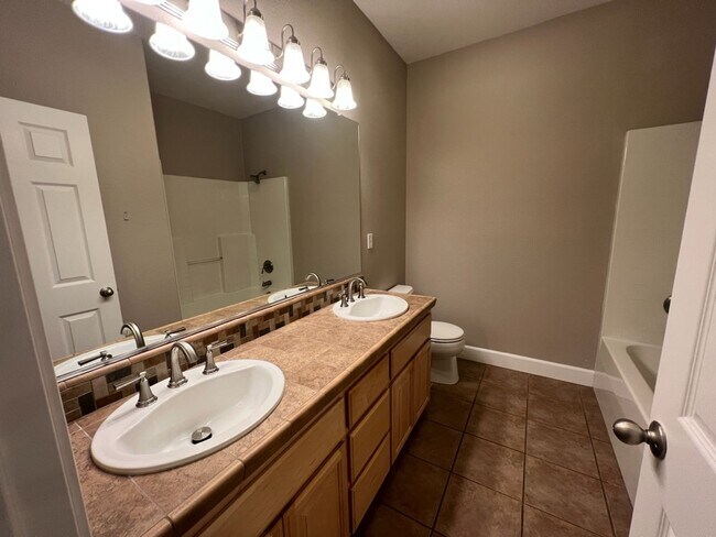 Building Photo - 4 bedroom home with 3 car garage in Patterson!