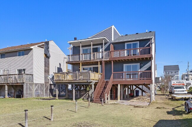 Building Photo - Beachside Living with Beautiful Bay Views