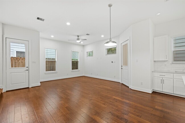 Building Photo - 847 Rachel St