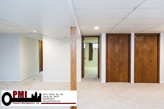 Building Photo - 8030 N Hazelwood Dr
