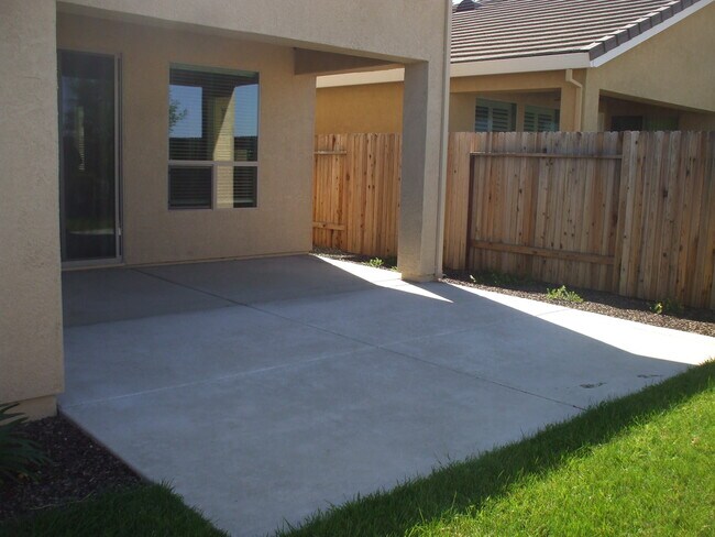 Building Photo - The Village - Roseville - Gated