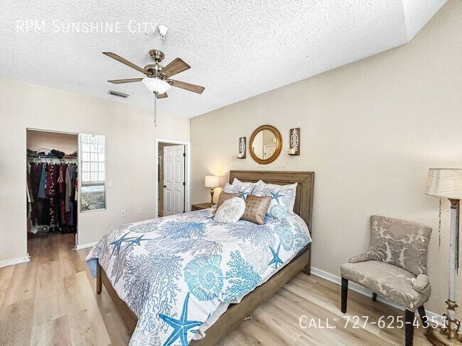 Building Photo - 701 Mirror Lake Dr N