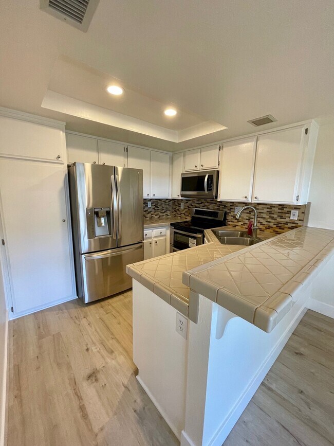 Building Photo - 6566 College Grove Dr