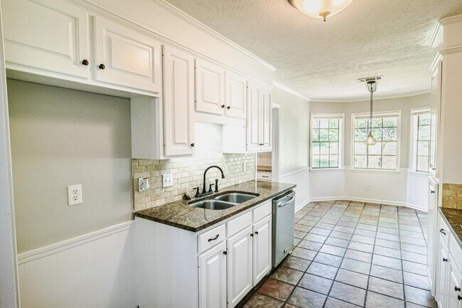 Building Photo - 703 Parker Dr