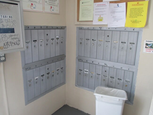 Building Photo - 2715 Emory Dr E