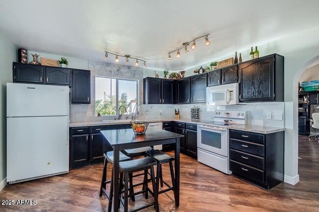 Building Photo - 441 S Maple