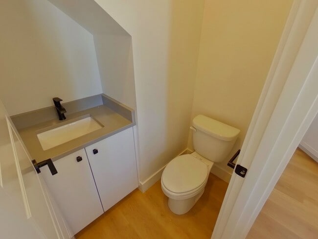 Building Photo - Deluxe 5 bedroom Campus House