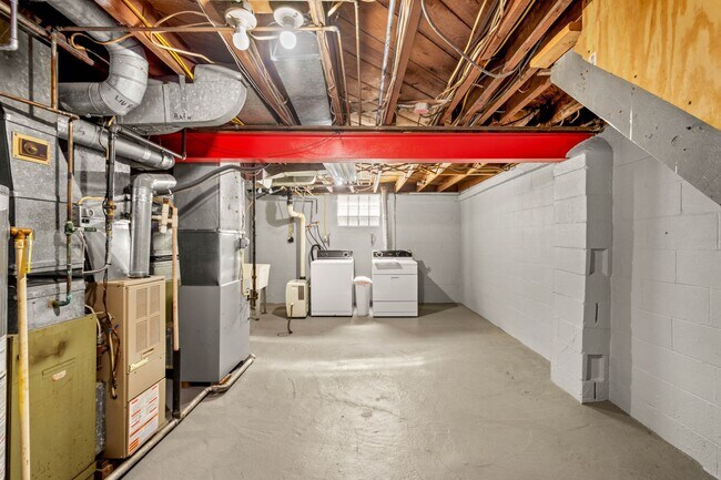 Building Photo - AVAILABLE FOR AUGUST 7TH!! Don't miss this FANTASTIC 1-bedroom in Penn Hills!