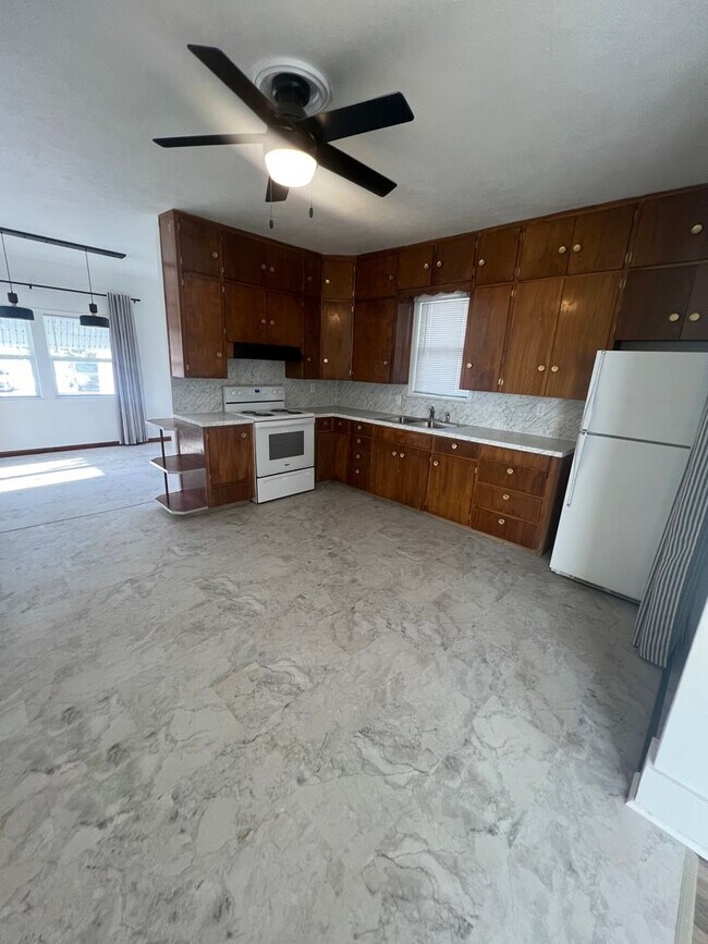 Building Photo - Charming Main Floor Apartment – 2 Bed, 1 B...