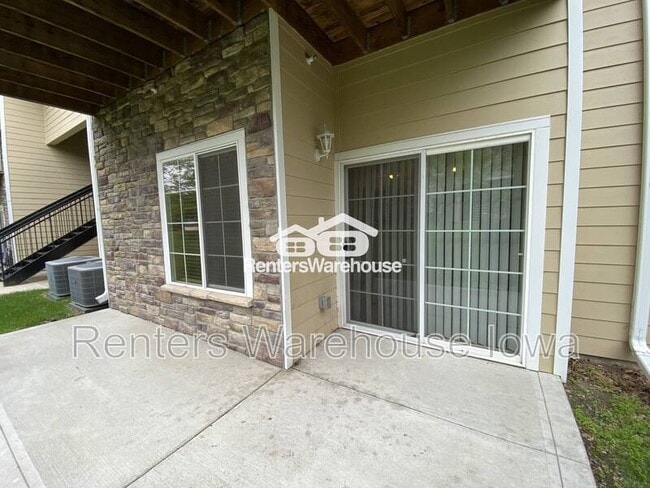 Building Photo - 2000 Meadow Ct