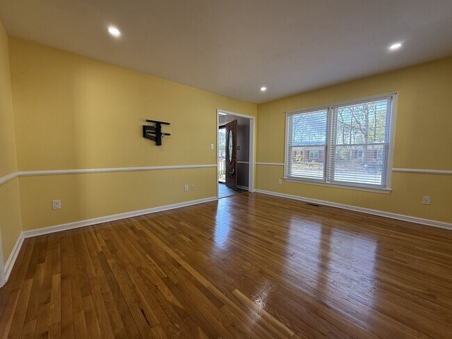 Building Photo - 4 Bedroom Home in Village Green.